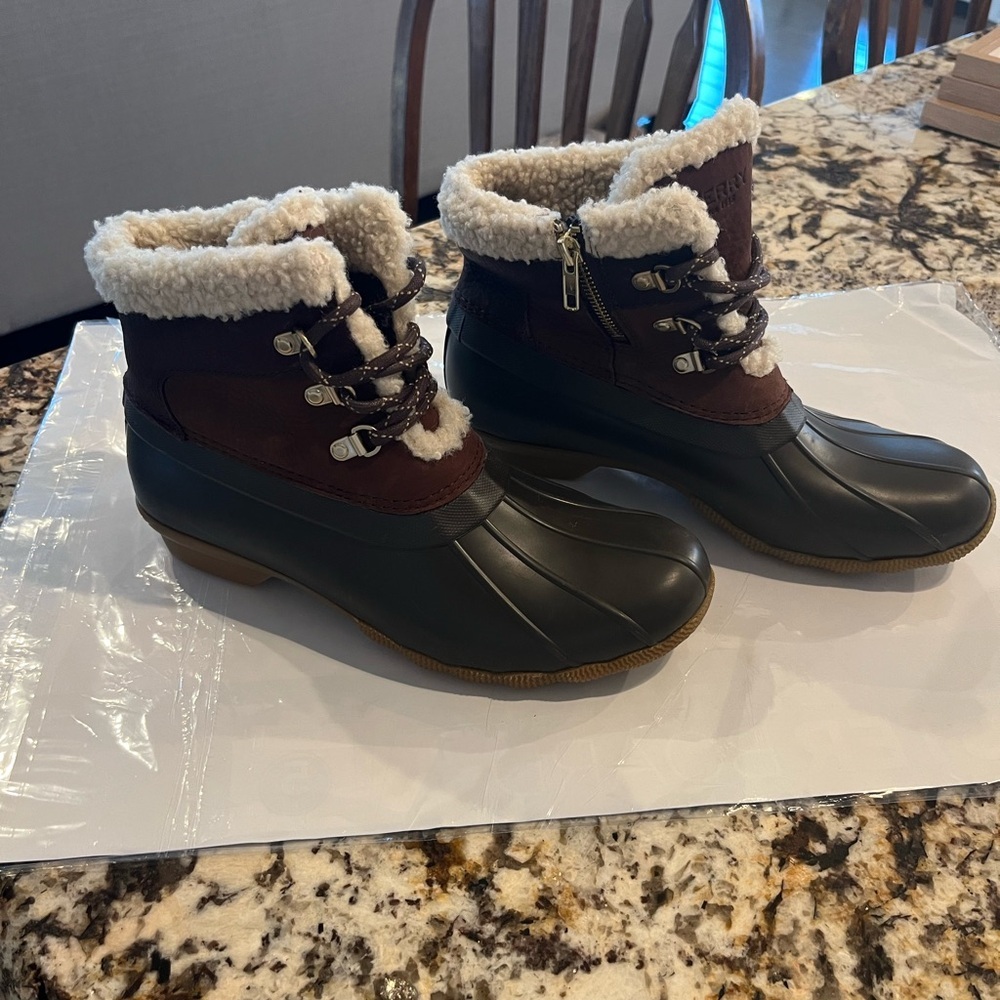 Sperry Black and Brown Insulated Boots Brand New size 8.5